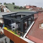 Aplicación de pérgola móvil y balcón de cristal 2