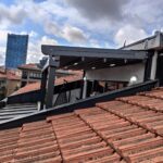 Aplicación de pérgola móvil y balcón de vidrio5