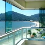 Numele transparenței în balcoane: balcon din sticlă de ghilotină