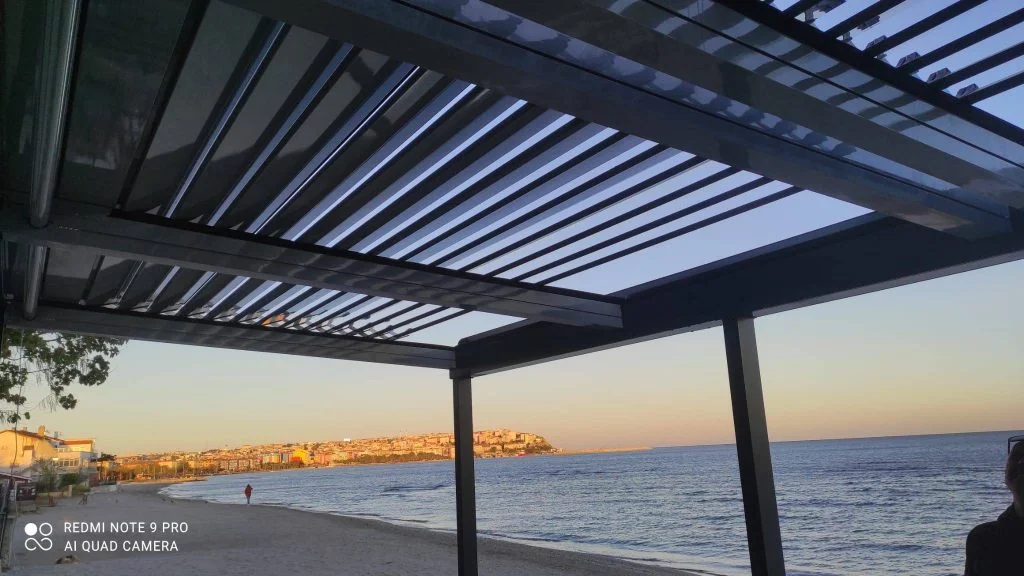 Sistemas de techos plegables de aluminio bioclimáticos 45 Cierre automático de cafetería restaurante bioclimático