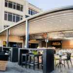 Cierre automático de cafetería con pérgola