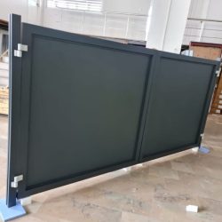 Modern trädgårdsingångsport i aluminium, modell Pivot 2