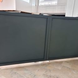 Modern trädgårdsingångsport i aluminium, modell 3