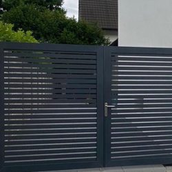 Modern trädgårdsingångsport i aluminium, modell Paris