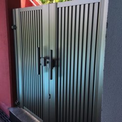 Modern trädgårdsingångsport i aluminium, modell Bukarest